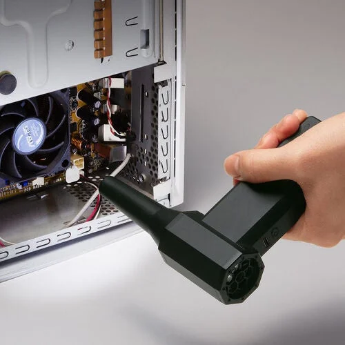 電動エアダスターでPC内部のホコリを吹き飛ばす様子