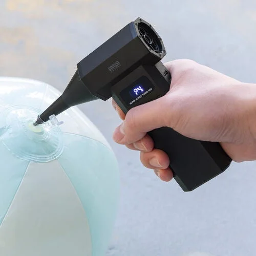 電動エアダスターで浮き輪に空気を入れている使用シーン