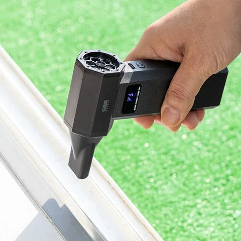 電動エアダスターで窓のサッシを掃除する様子