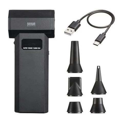 電動エアダスター本体と5種のノズル、充電ケーブルのセット内容