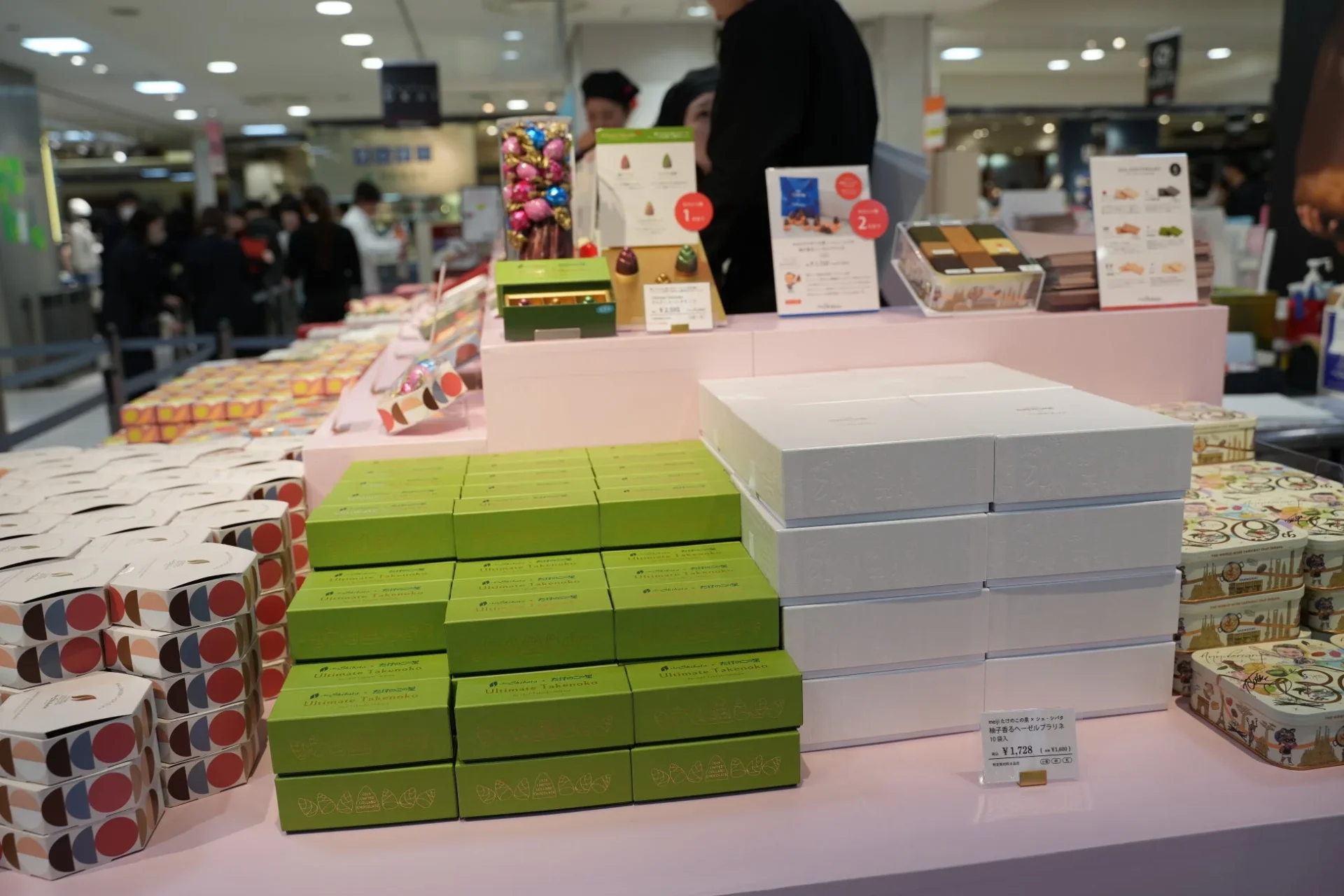 催事での「たけのこの里×シェ・シバタ」コラボ商品の陳列