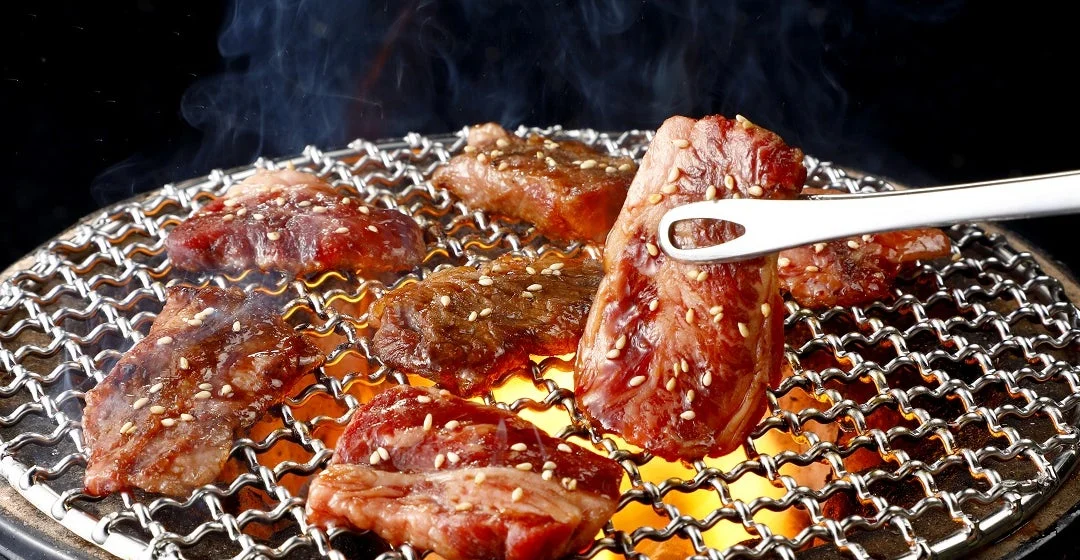 焼肉の和民の網の上で焼かれる希少部位ワタミカルビ