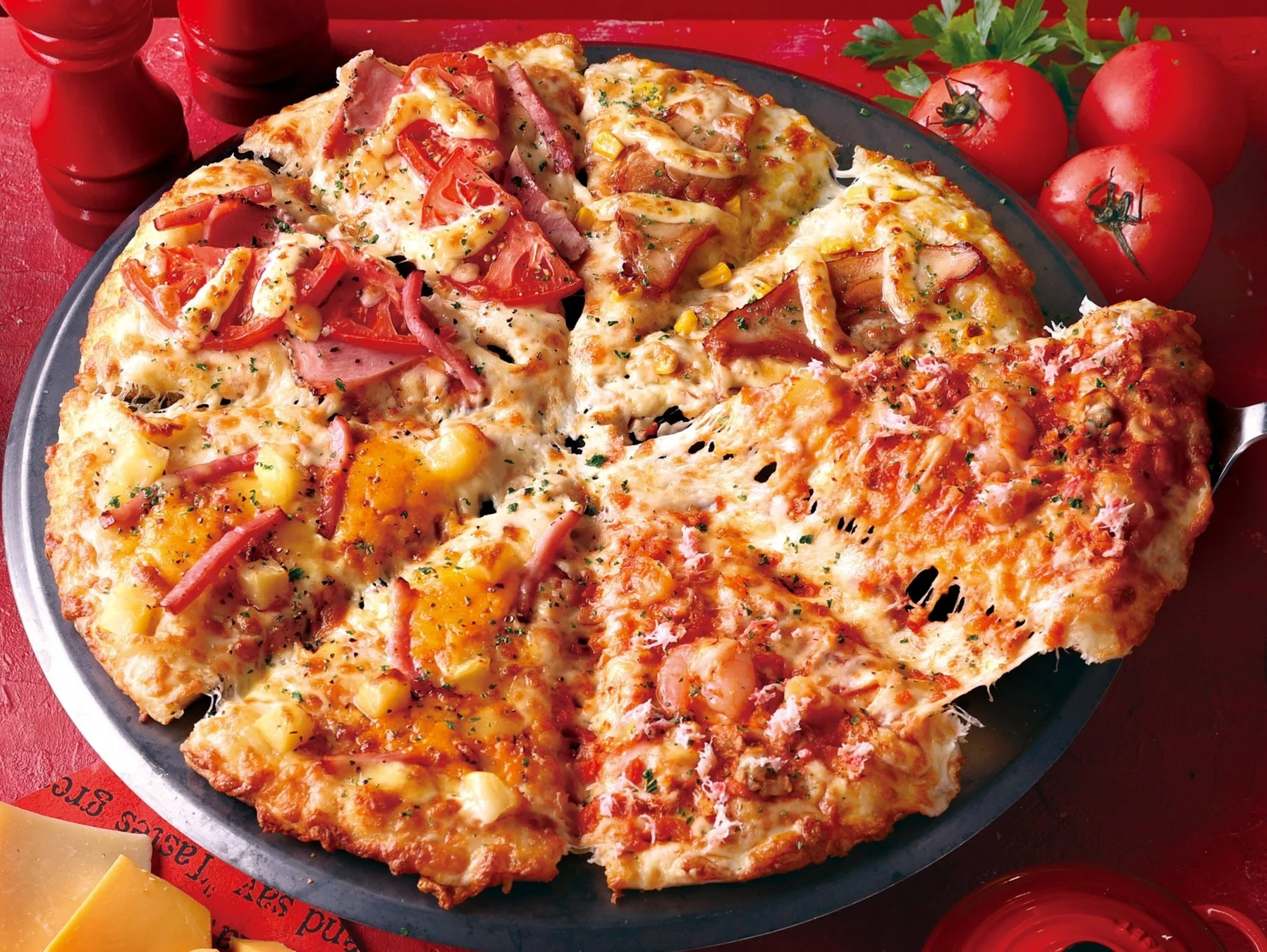 紅ズワイのフィッシャーマンズなど4種が楽しめる冬のバラエティクォーターピザ