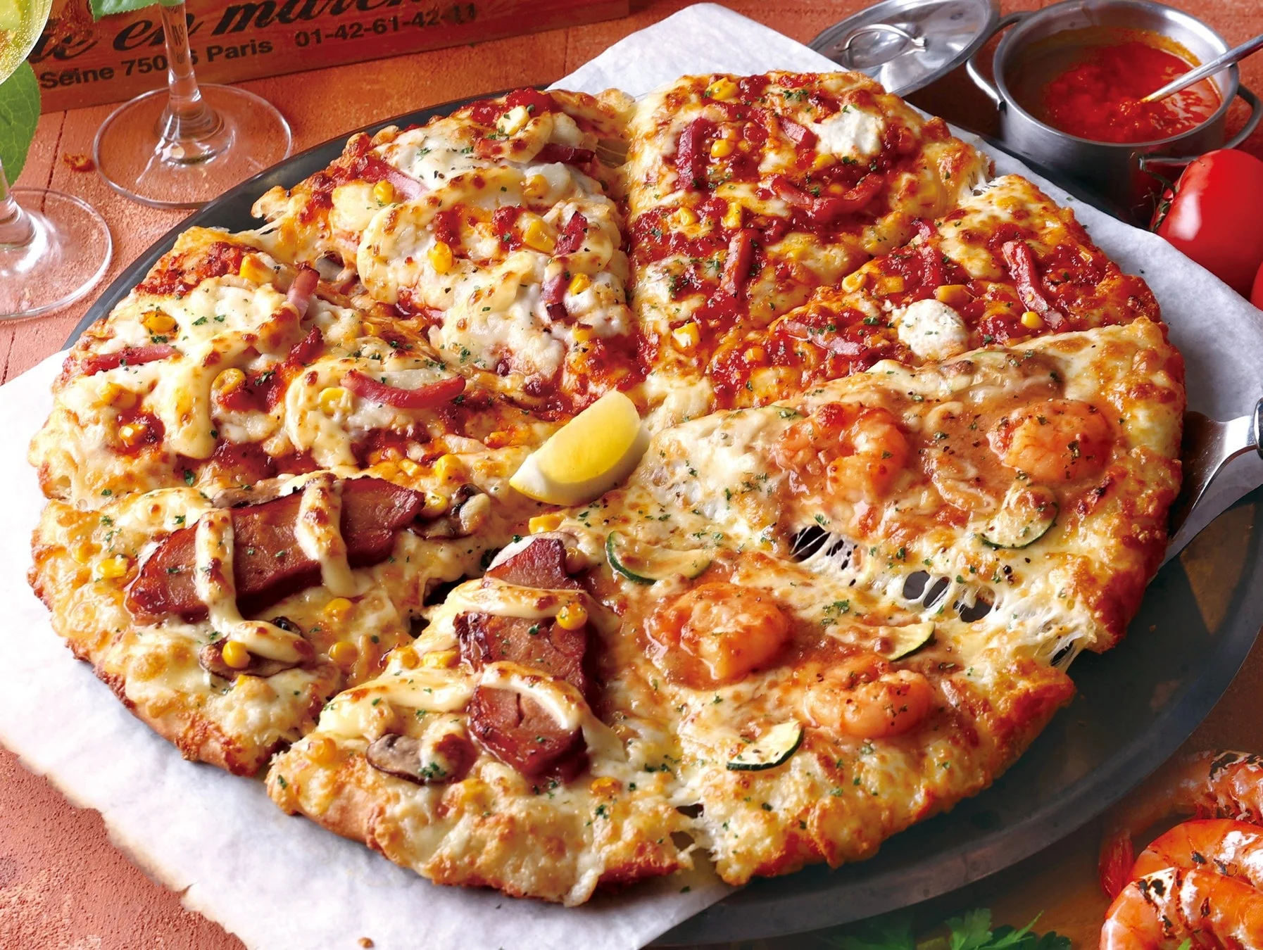 大海老のガーリックシュリンプなど4種が楽しめるファミリークォーターピザ