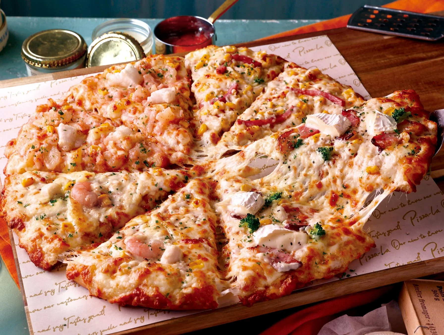 熟成ベーコンと北海道カマンベールなどクリーミーな味わいのクォーターピザ