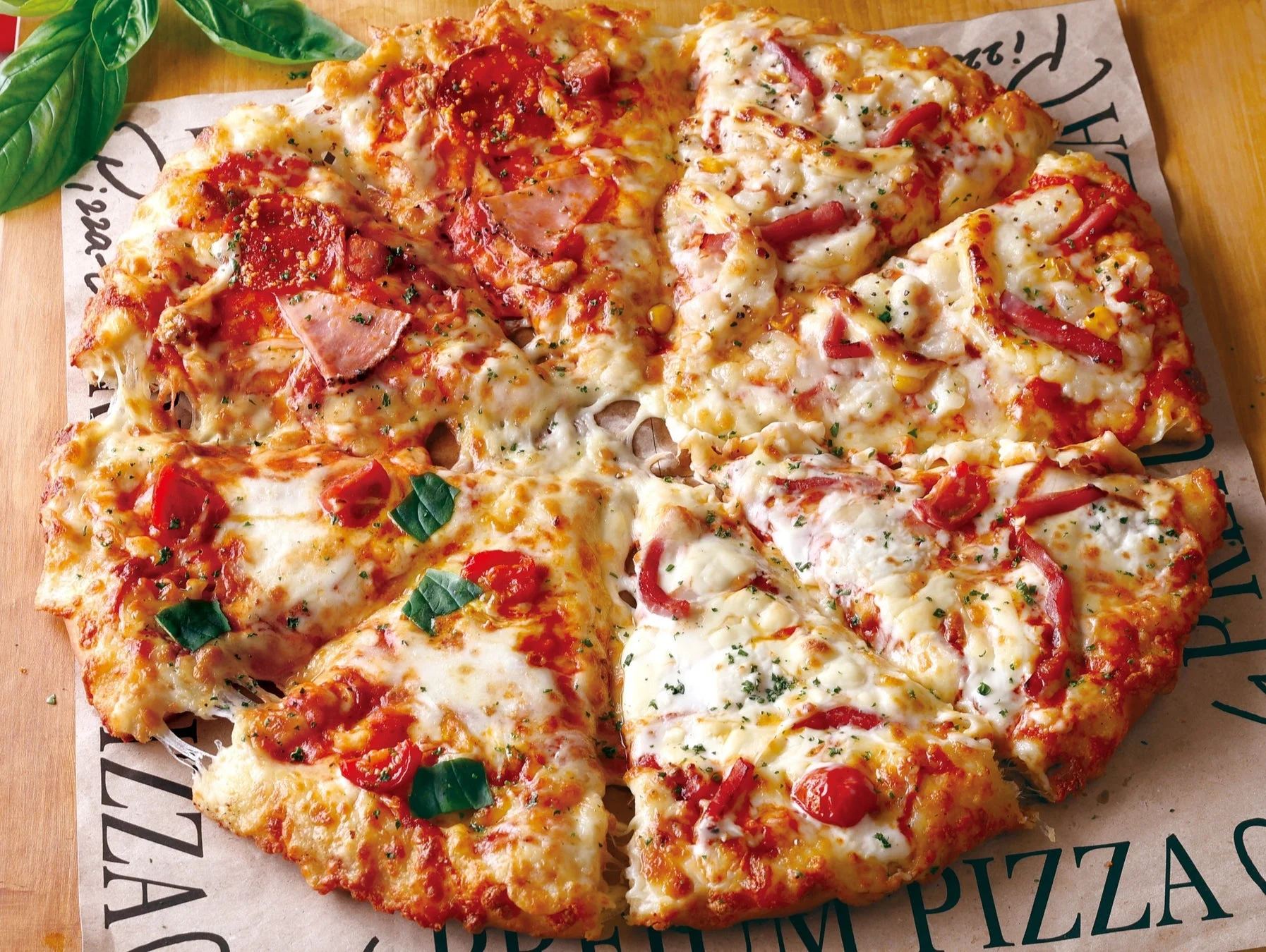 とろけるチーズ＆トマトなど4種が楽しめるクォーターピザ