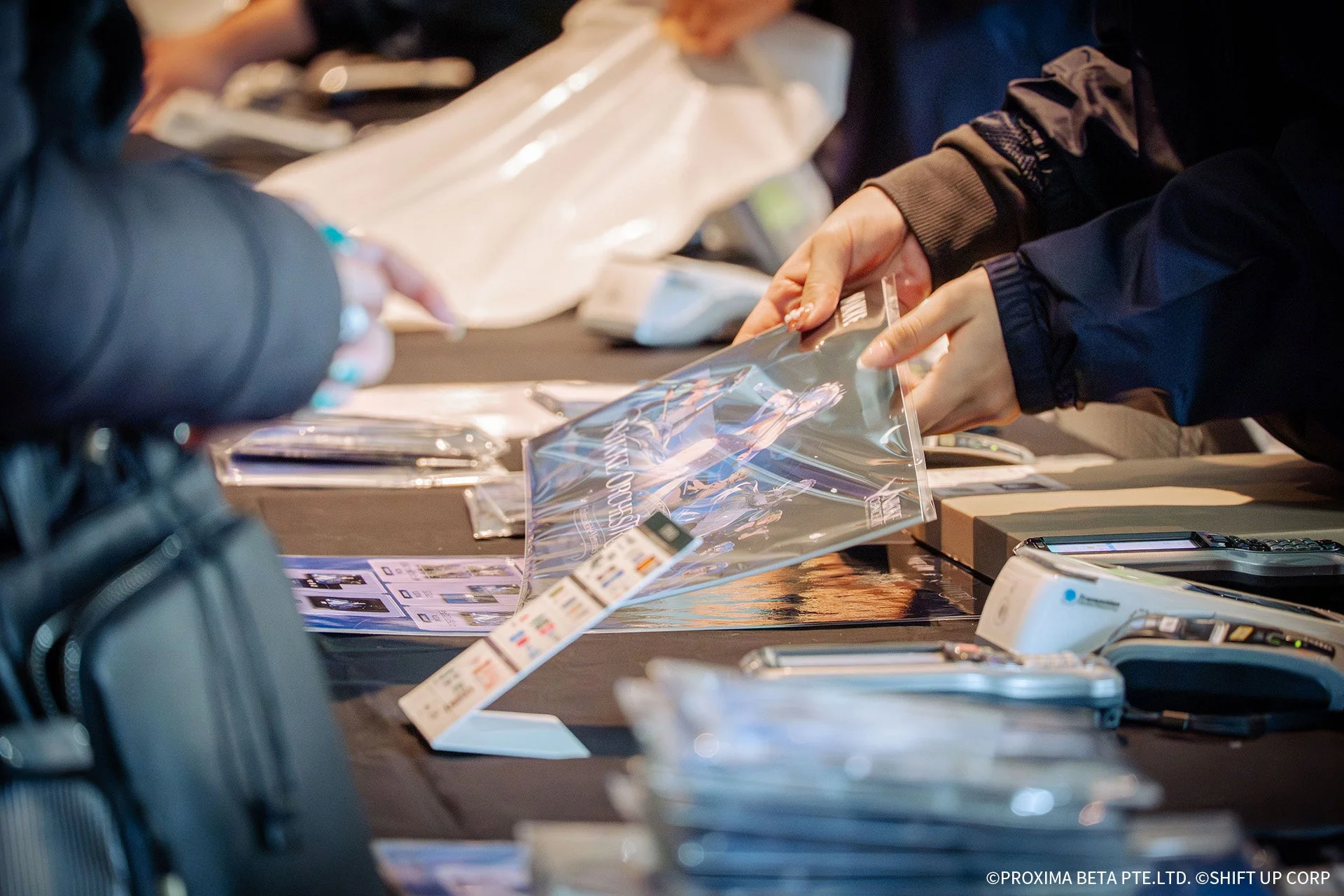 NIKKEオーケストラコンサート会場でグッズを購入する来場者