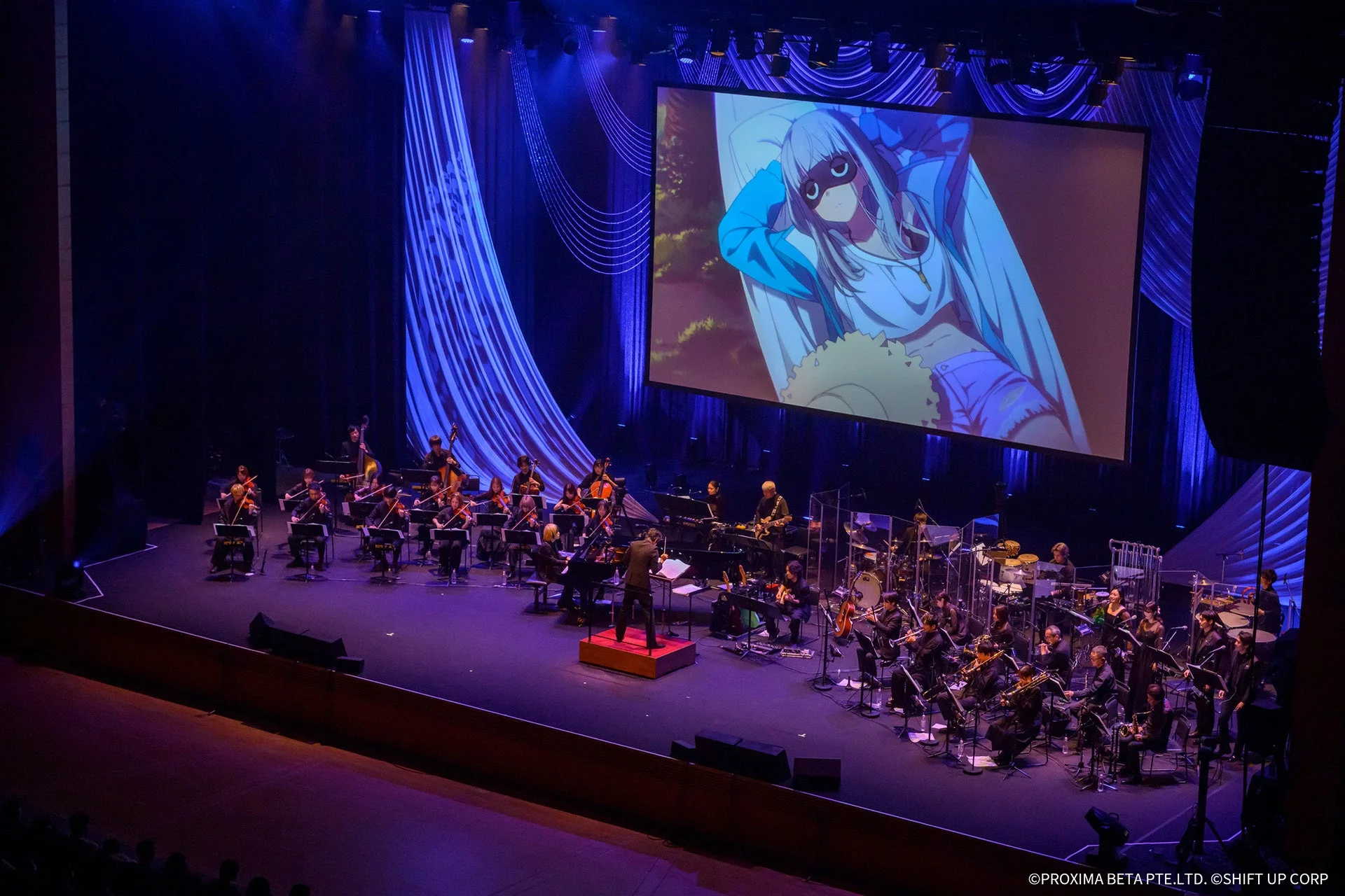 NIKKEオーケストラコンサートで指揮する指揮者と演奏するオーケストラ