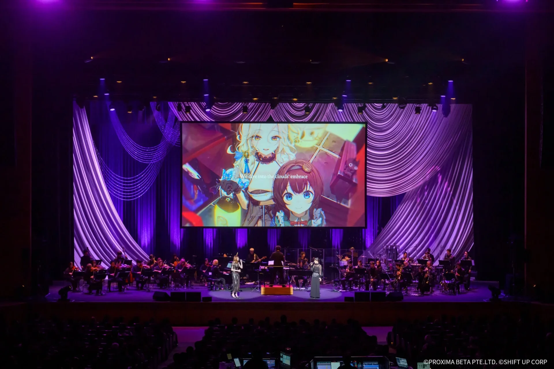 NIKKEオーケストラコンサートで歌唱するPernelle.とSunnie