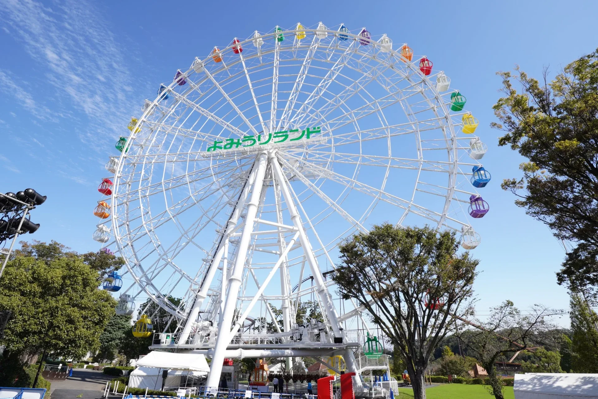 ポケパーク カントー仕様に装飾されたアトラクション「Sky-Go-LAND」の観覧車