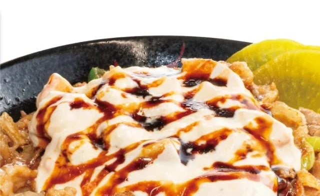 タルタルソースのクリーミーな味わいが特徴の南蛮タルタル丼