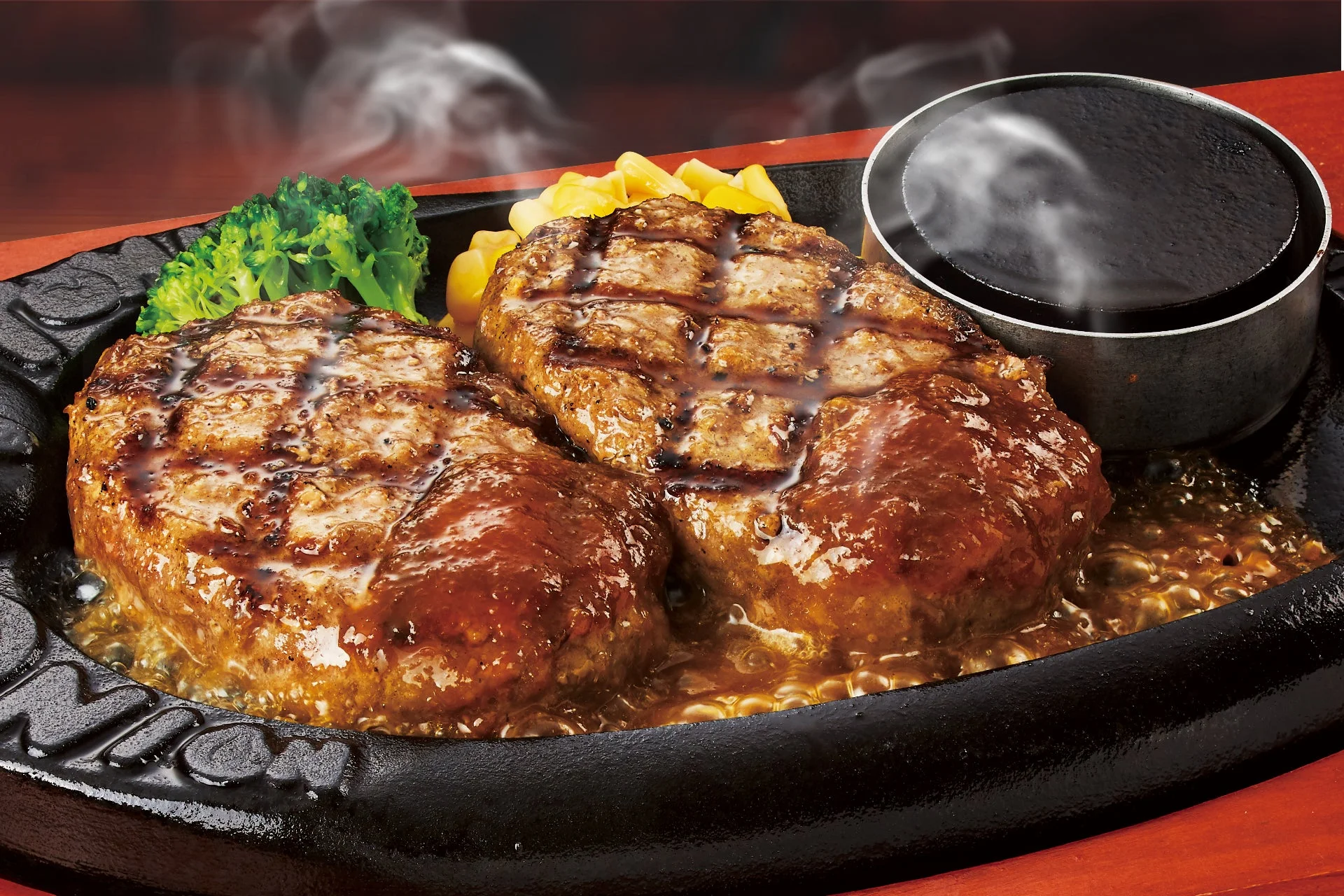 熱々鉄板で提供される「トマト＆オニオン」の弾丸ハンバーグ