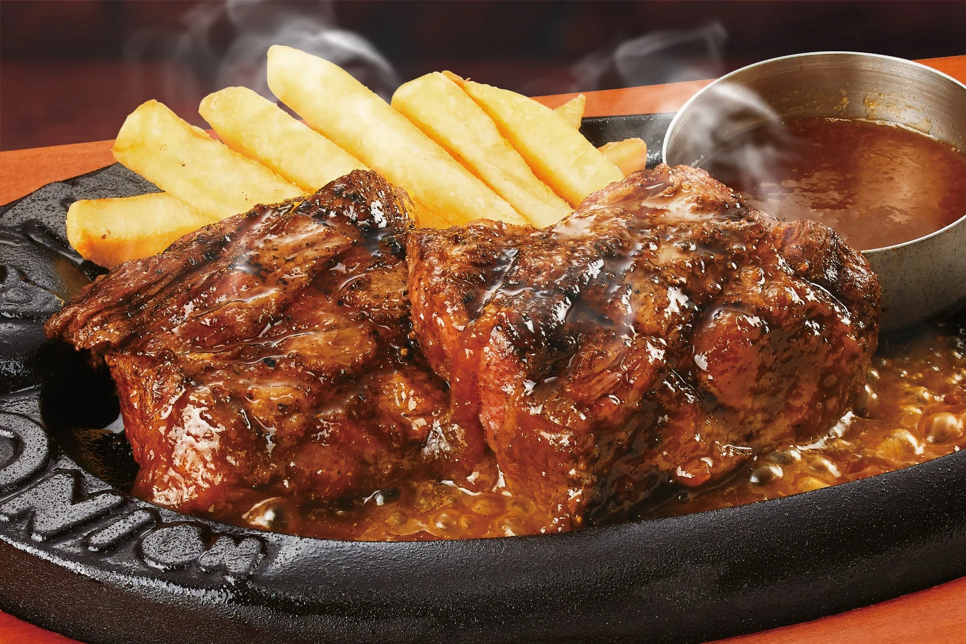 希少部位ブレードミートを使用した「トマト＆オニオン」のビフテキ