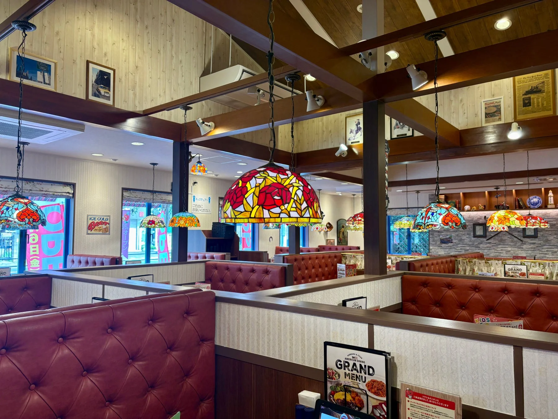 アメリカンダイニングレストラン「トマト＆オニオン」の店内内観1