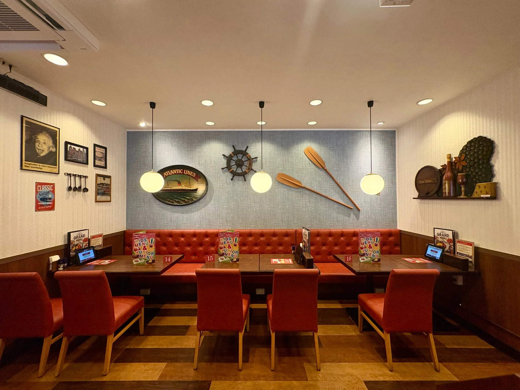 アメリカンダイニングレストラン「トマト＆オニオン」の店内内観2