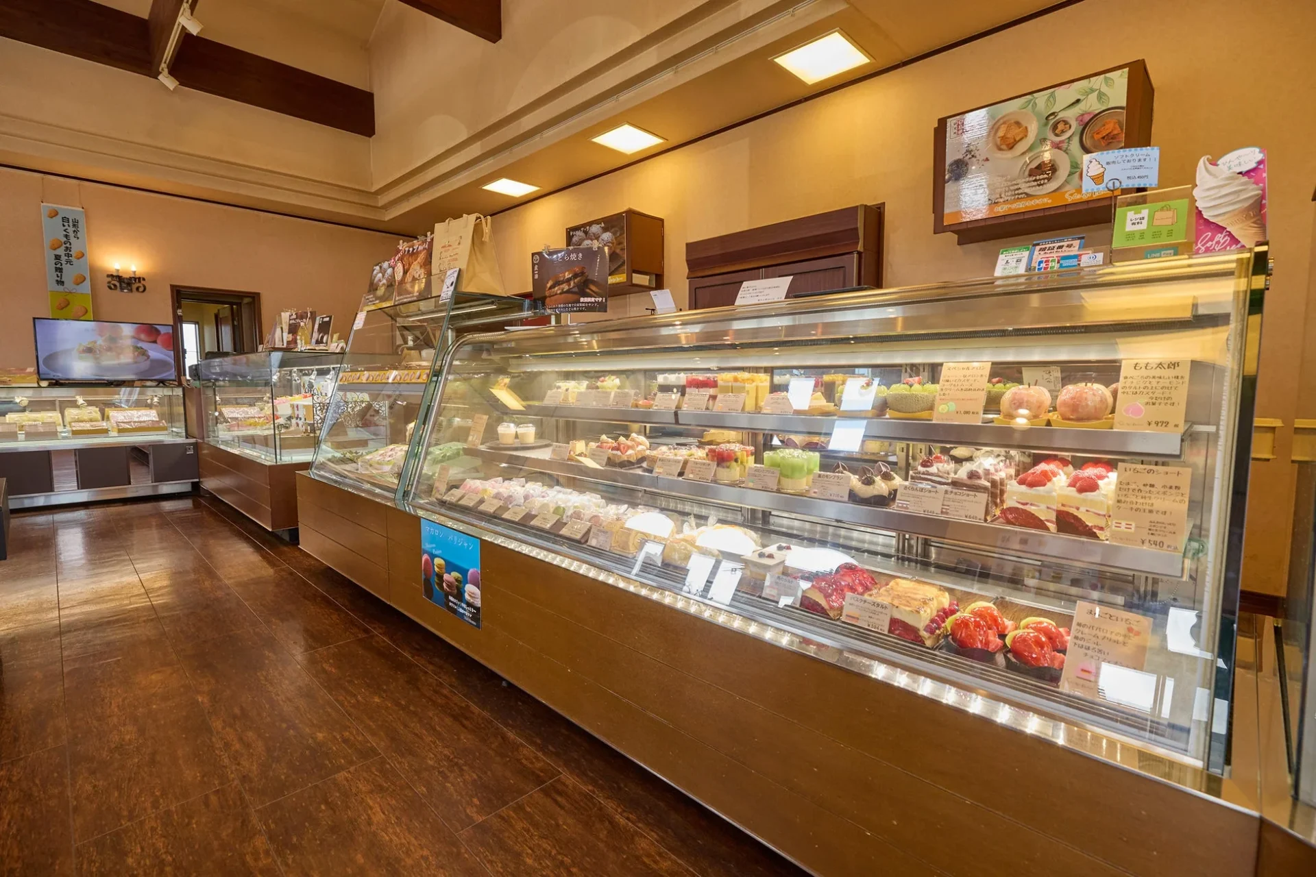 山形県南陽市・米沢市の人気パティスリー「白いくも」の店舗内観