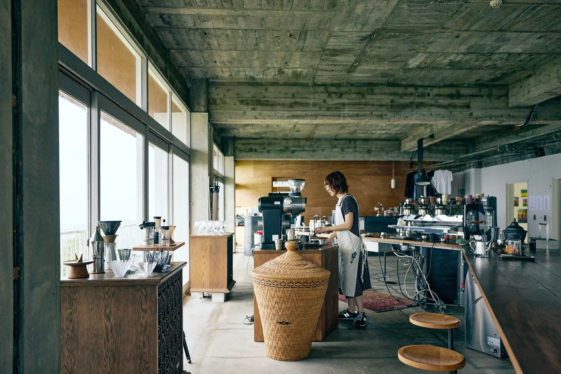 岡山県瀬戸内市「山の上のロースタリ」の店舗内観