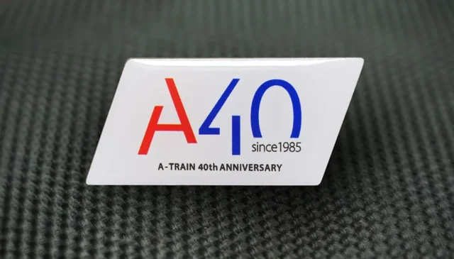 A列車40周年記念ピンバッジのクローズアップ