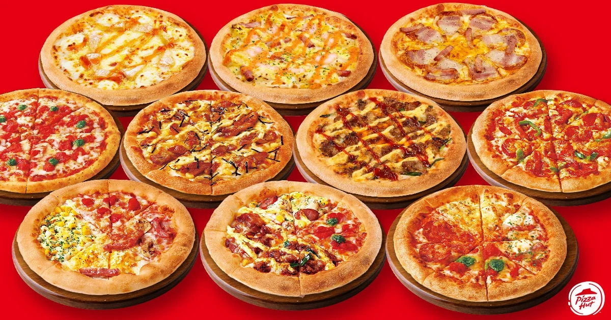ピザハットの様々な種類のSサイズピザが並ぶ様子