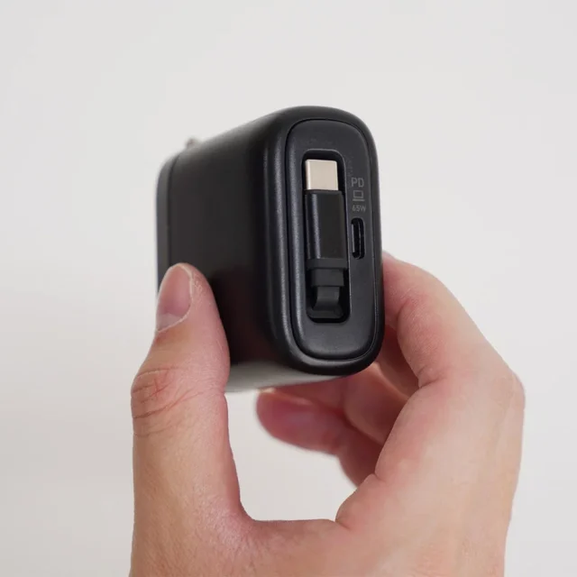 手に持った巻取りケーブル内蔵AC充電器のUSB Type-Cポート