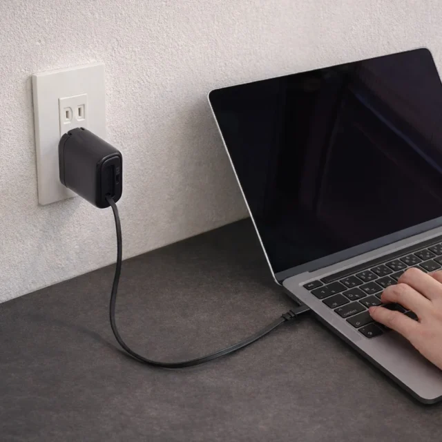 ノートPCを充電している巻取りケーブル一体型AC充電器の使用シーン