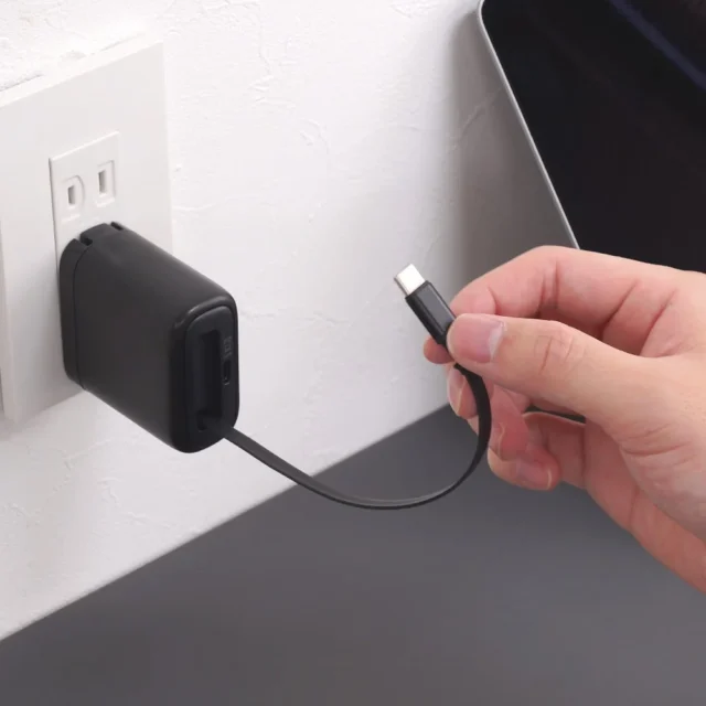 AC充電器からUSB Type-C巻取りケーブルを引き出す様子