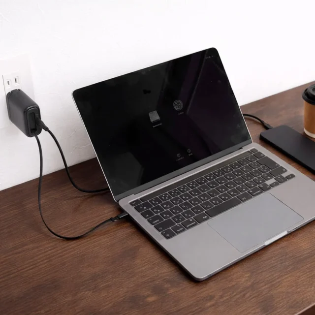 巻取りケーブルとUSB Type-Cポートで2台の機器を同時充電する様子