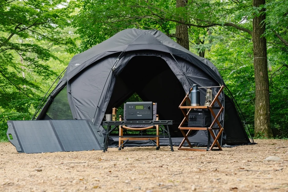 PowerArQポータブル電源とソーラーパネルがあるキャンプサイト