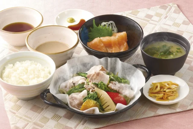 鹿児島もち豚と春野菜蒸し膳にとろサーモンの小付が付いたヘルシーなお膳