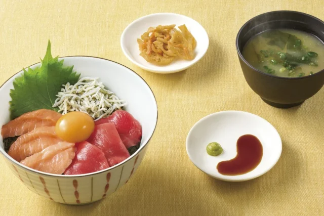 とろサーモン、本まぐろ、釜揚げしらすの三色丼に味噌汁と惣菜