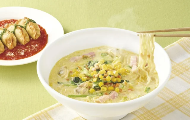 あさりと野菜たっぷりの鶏白湯チャウダーラーメンと揚げ餃子