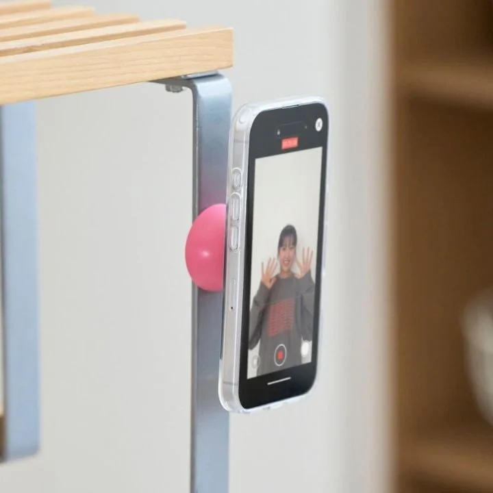 棚にモバピタselfieで固定されたスマホで動画を撮影する様子