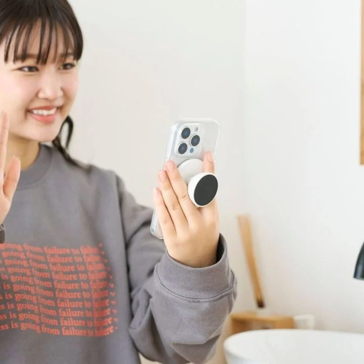 モバピタselfieをスマホグリップとして使う女性
