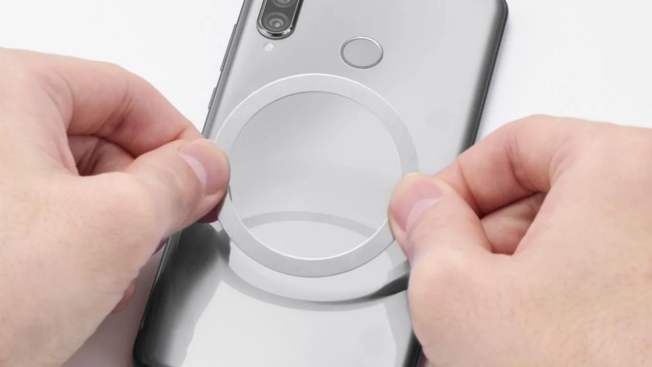 MagSafe非対応スマホにメタルプレートを貼り付ける様子