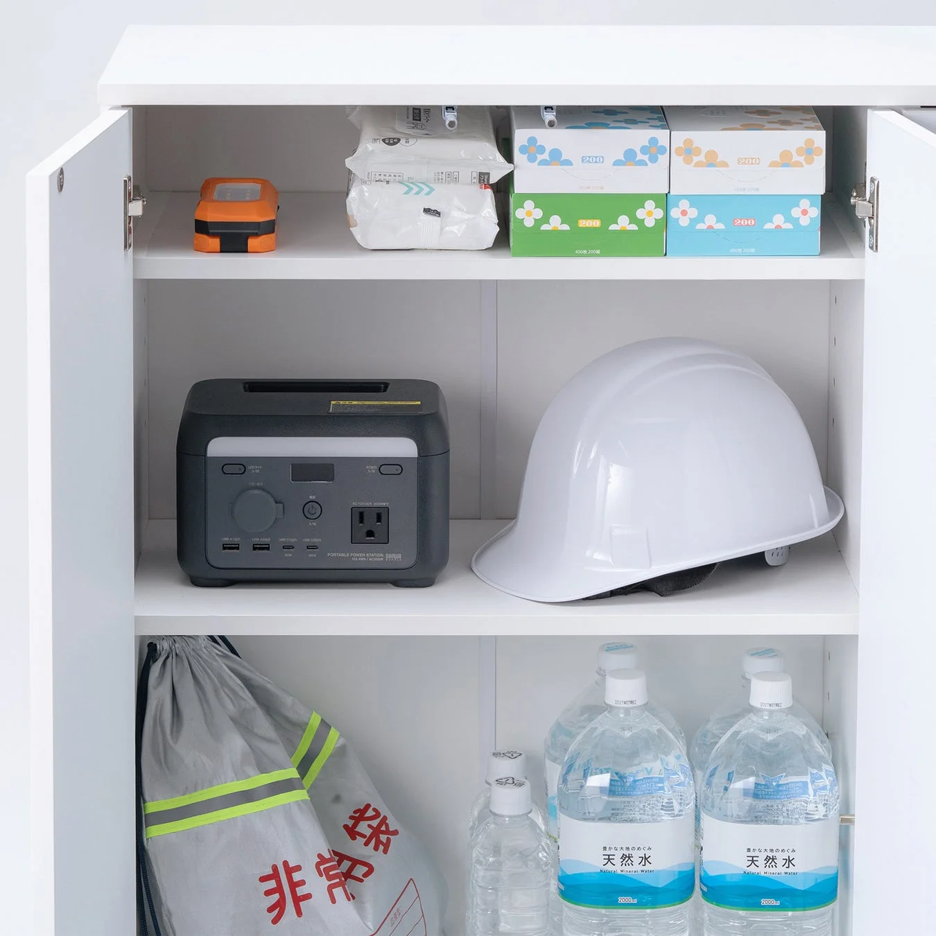 防災用品と共に備蓄棚に収納されたポータブル電源