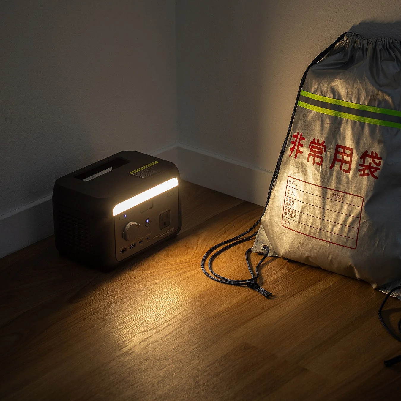 暗闇を照らすポータブル電源のLEDライトとSOS機能