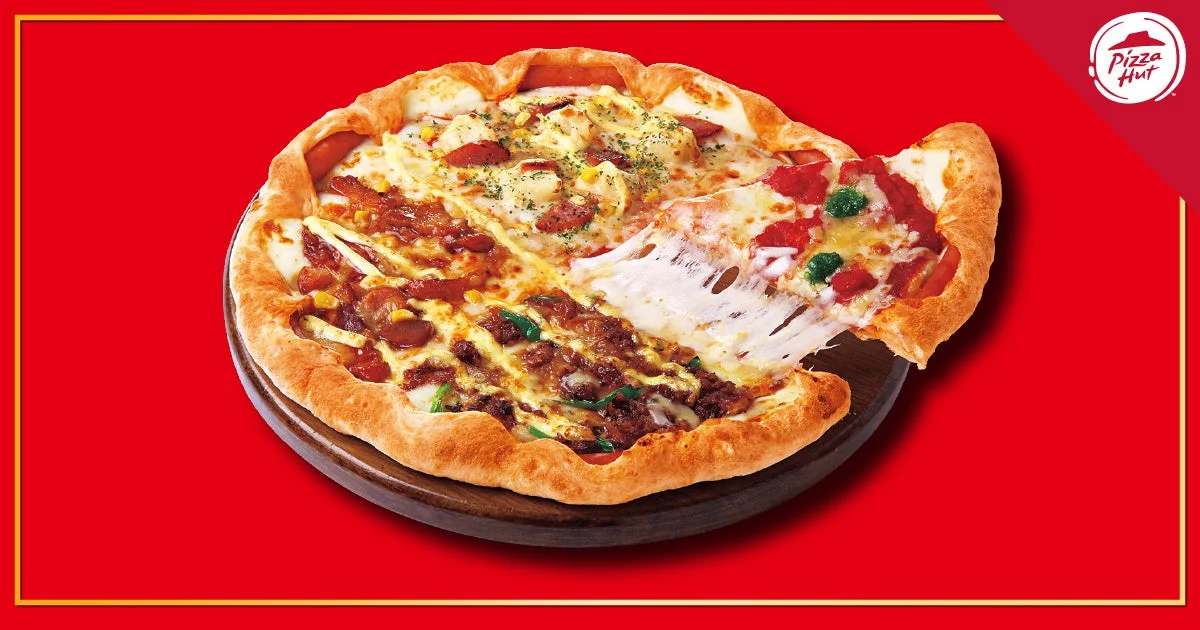 「MVP ピザハット・ベスト４」のピザ全体像。みみにチーズとソーセージが巻かれている。