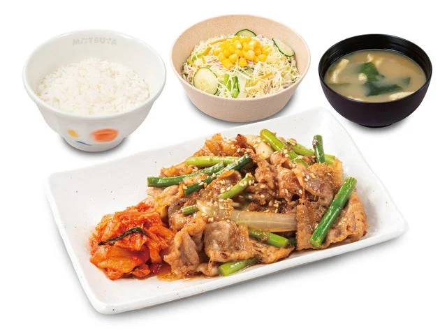 松屋のプルコギ定食。プルコギ、ごはん、サラダ、みそ汁、キムチが添えられている。