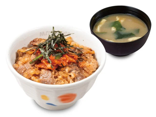 松屋のキムカル丼。キムチとカルビが乗った丼とみそ汁。