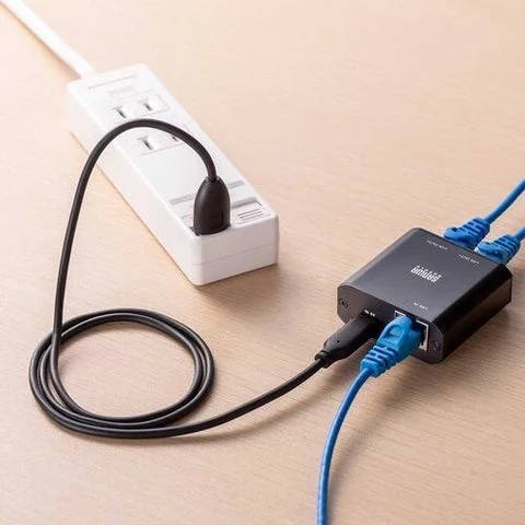USB Type-Cケーブルでコンセントからスイッチングハブに給電する様子