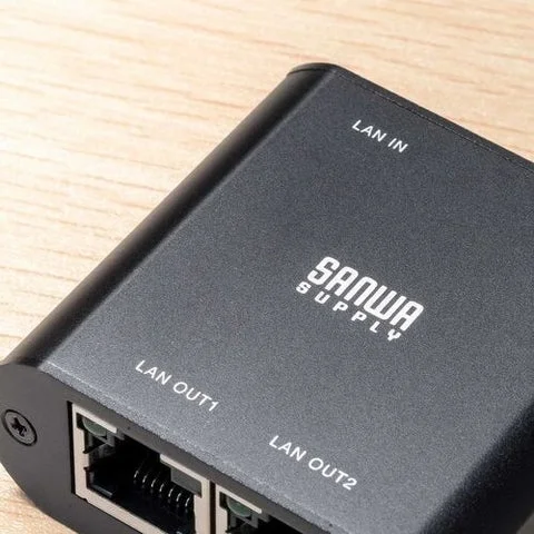 超小型スイッチングハブのLAN IN/OUTポート