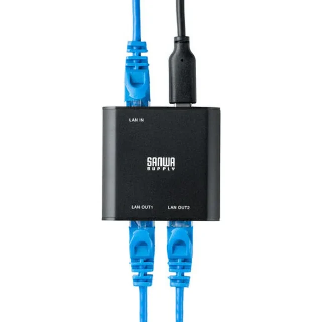 上から見た超小型スイッチングハブと接続されたLANケーブル