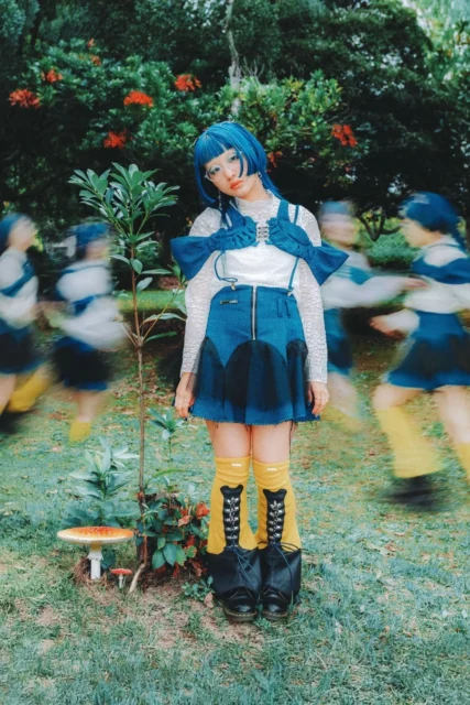 レセプションでライブパフォーマンスを行う北村蕗のアーティスト写真