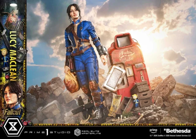 明るい背景で立つルーシー・マクレーンスタチューの全体像