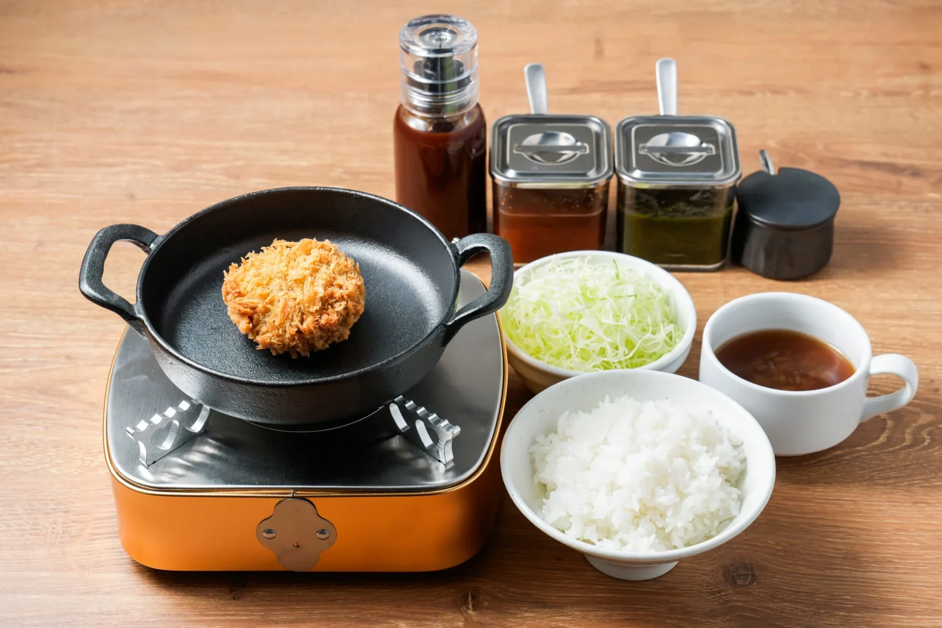 和牛メンチカツ定食の全景、ごはん、スープ、キャベツ、調味料