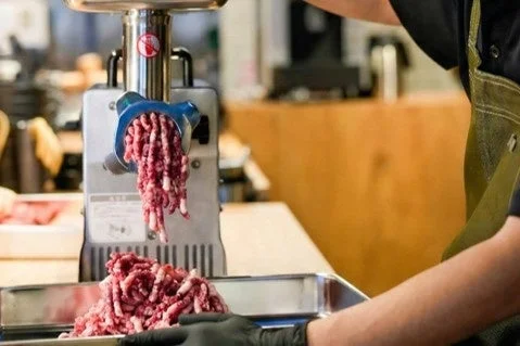 店内で和牛をミンチに挽いている様子