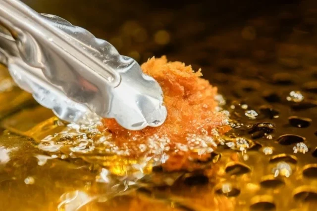 メンチカツを油で揚げている調理風景