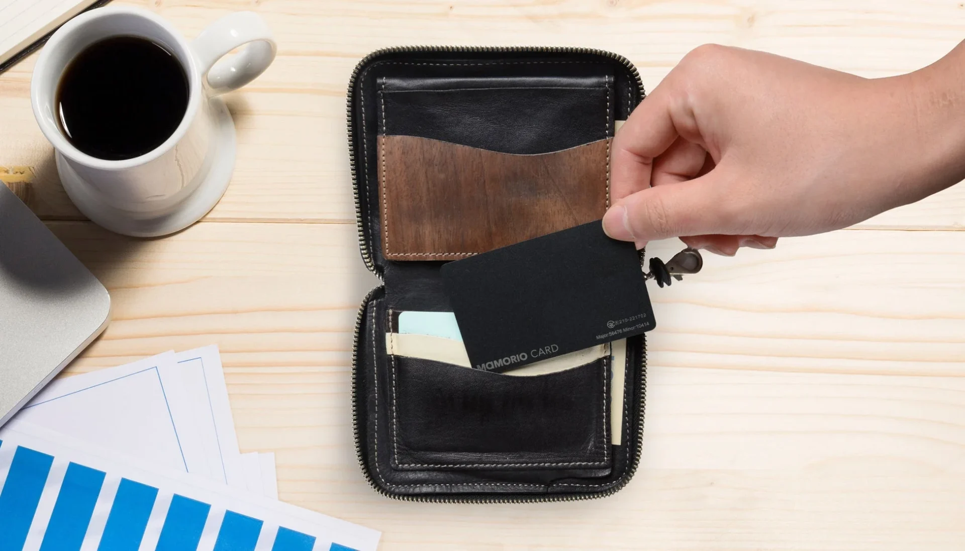 財布に「MAMORIO CARD」を入れる様子