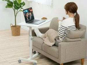 ソファ横にコの字脚を差し込んで使用する「イージーリフト デスク 60」