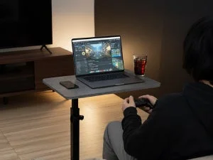 PC作業やゲーム中に安定して使用できる「イージーリフト デスク 60」